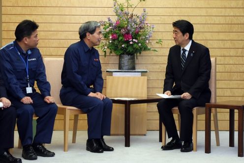 Photograph of the Prime Minister holding the meeting