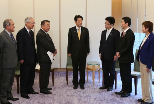 Photograph of the Prime Minister receiving the report (2)