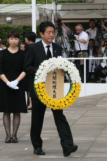 Photograph of the Prime Minister offering flowers