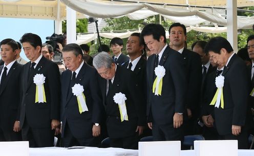 Photograph of the Prime Minister offering a silent prayer