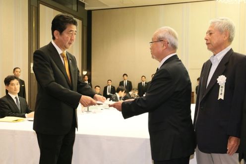 Photograph of the Prime Minister receiving a letter of request from representatives of atomic bomb survivors