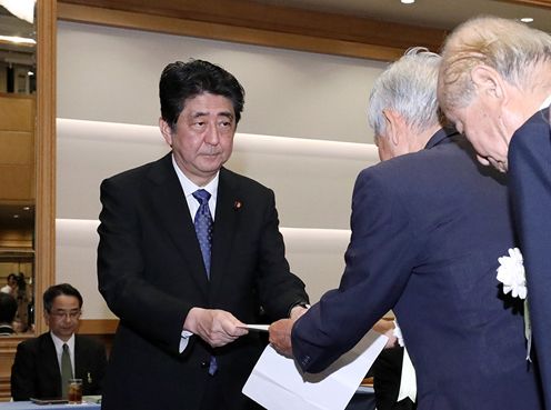 Photograph of the Prime Minister receiving a letter of request from representatives of atomic bomb survivors