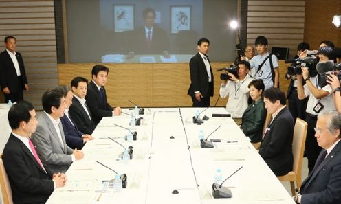 Photograph of the Prime Minister making a statement (2)