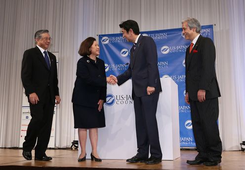 Photograph of the Prime Minister shaking hands with the President of the U.S.-Japan Council