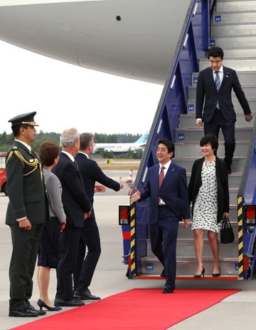 Photograph of the Prime Minister arriving in Sweden