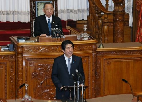 Photograph of the Prime Minister making a statement at the plenary session of the House of Councillors (1)