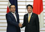 Photograph of Prime Minister Abe shaking hands with the Prime Minister of Thailand