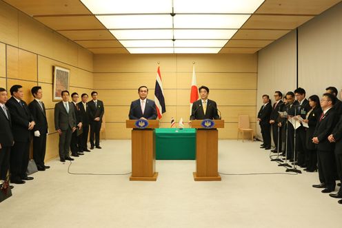 Photograph of the joint press announcement (2)