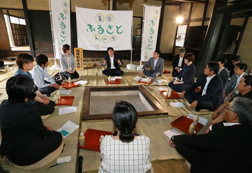 Photograph of the Prime Minister participating in a hometown roundtable talk (1)