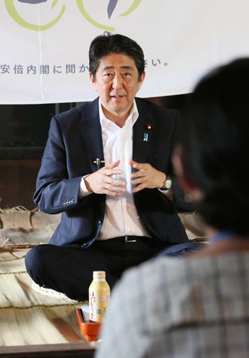 Photograph of the Prime Minister participating in a hometown roundtable talk (2)