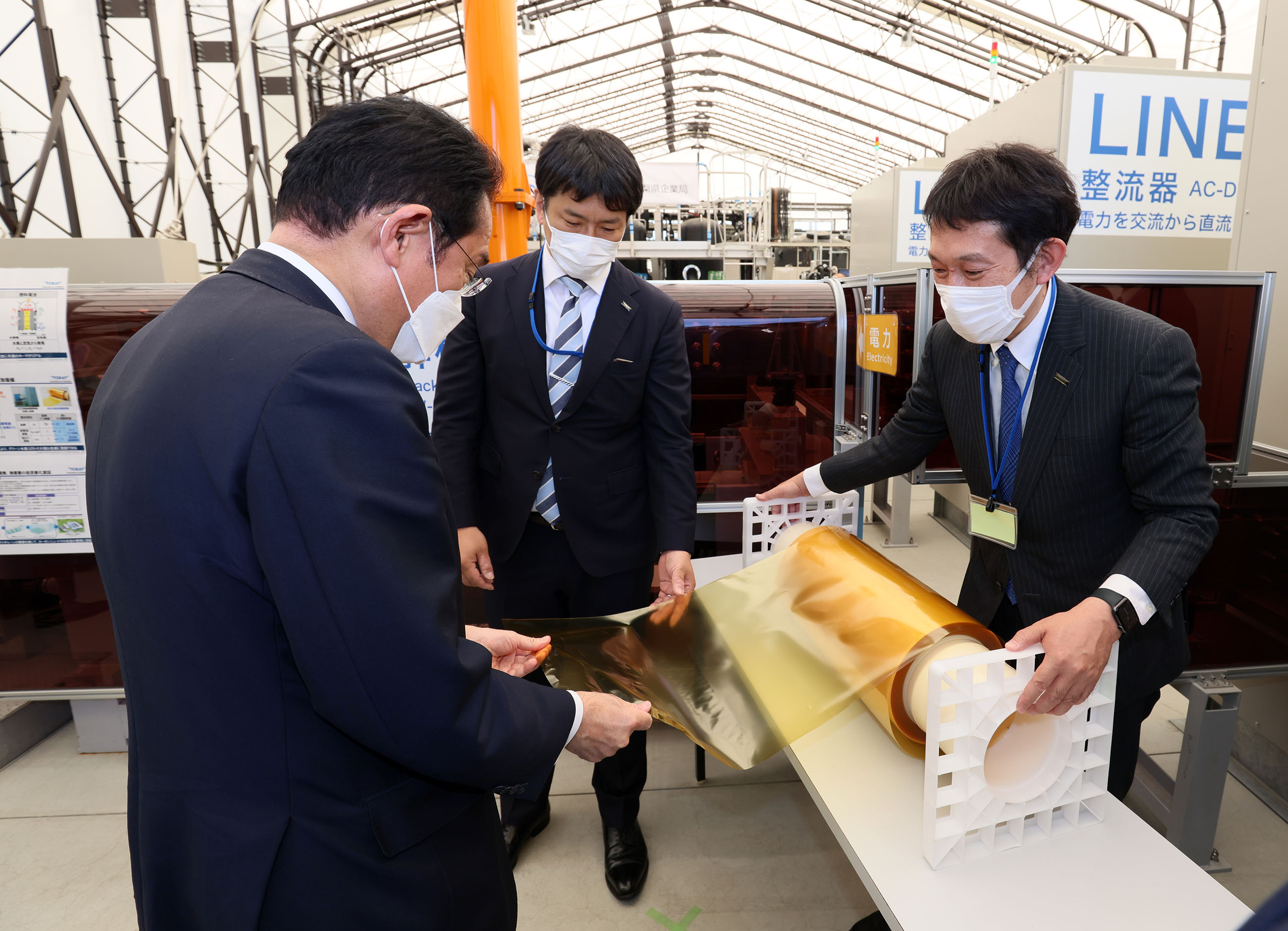 Photograph of the Prime Minister visiting the Komekurayama Electric Power Storage Technology Research Site (2)