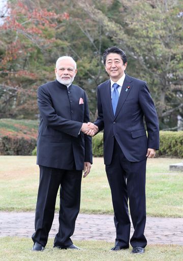 Photograph of the two leaders taking a commemorative photograph