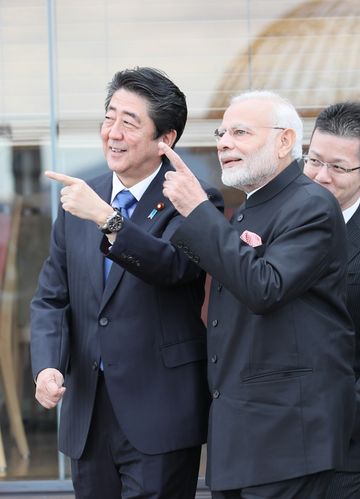 Photograph of the two leaders taking a commemorative photograph