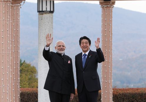 Photograph of the two leaders taking a commemorative photograph