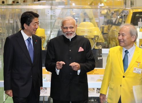 Photograph of the two leaders visiting a company