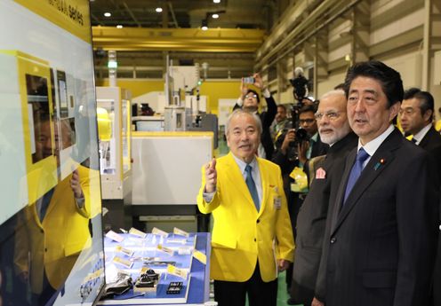 Photograph of the two leaders visiting a company