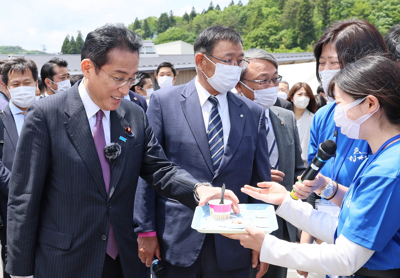 Photograph of the Prime Minister visiting an exhibition booth (2)