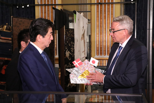 Photograph of the Prime Minister visiting the Japan in the Danish Royal House  exhibition in Denmark (1)