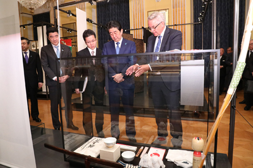 Photograph of the Prime Minister visiting the Japan in the Danish Royal House  exhibition in Denmark (2)