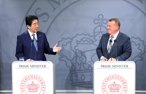 Photograph of the Japan-Denmark joint press announcement (1)