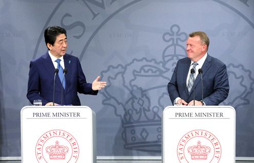 Photograph of the Japan-Denmark joint press announcement (1)