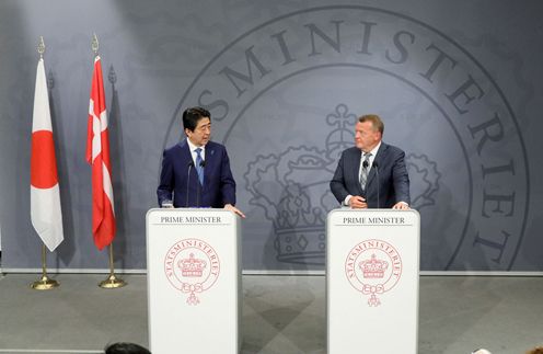 Photograph of the Japan-Denmark joint press announcement (2)