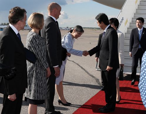 Photograph of the Prime Minister arriving in Helsinki