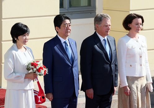 Photograph of the Prime Minister attending the welcome ceremony in Finland (1)