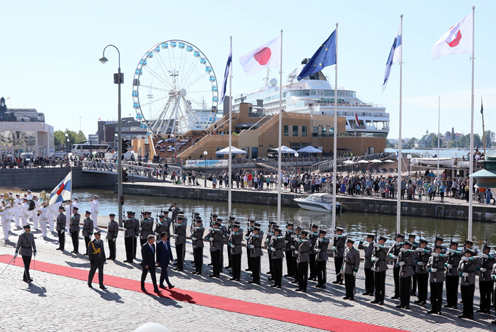Photograph of the Prime Minister attending the welcome ceremony in Finland (2)