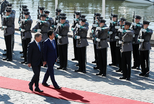 Photograph of the Prime Minister attending the welcome ceremony in Finland (3)