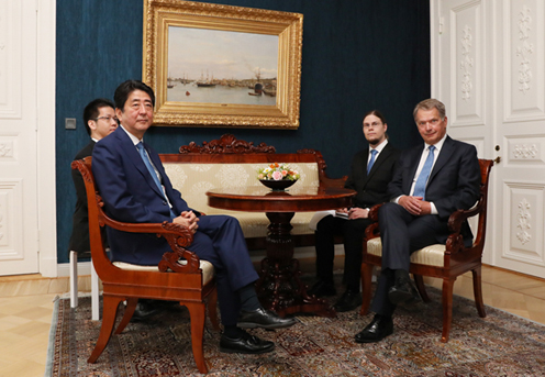 Photograph of the Prime Minister extending his greetings to the President of Finland