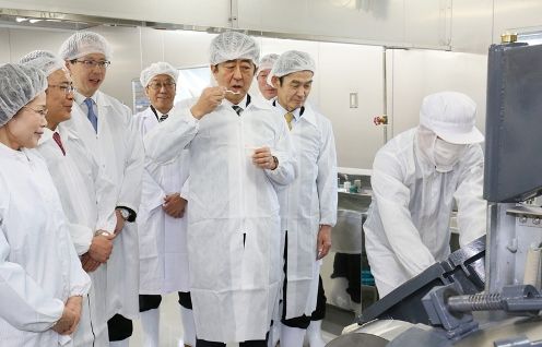 Photograph of the visit to the natto production plant