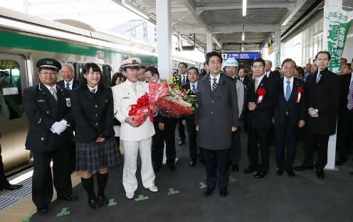Photograph of the commemorative photograph session on a platform in JR Shinchi Station