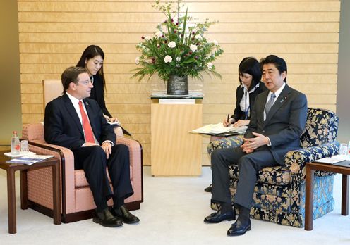 Photograph of the Prime Minister receiving the courtesy call (2)