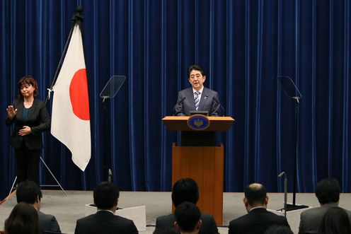 Photograph of the Prime Minister holding the press conference (4)