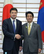 Photograph of Prime Minister Abe shaking hands with the Prime Minister of Mongolia