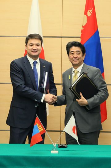 Photograph of the leaders shaking hands after the signing ceremony