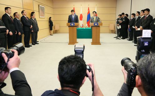 Photograph of the joint press announcement (2)