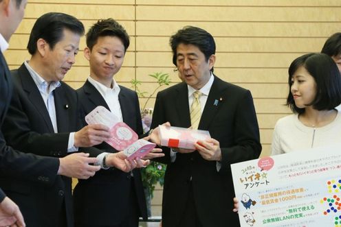 Photograph of the Prime Minister receiving the proposal (1)