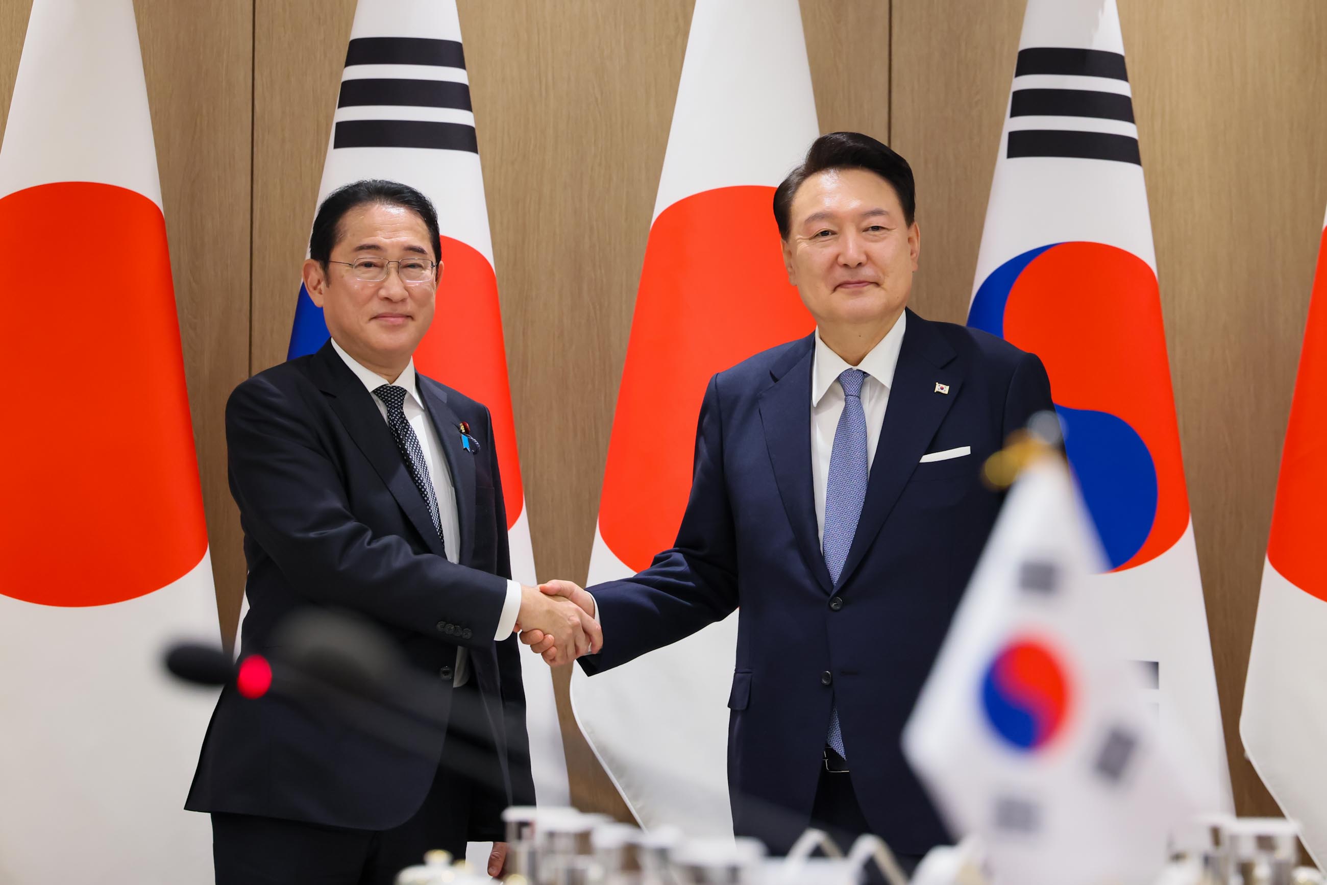 Japan-ROK Summit Meeting (plenary meeting) (1)