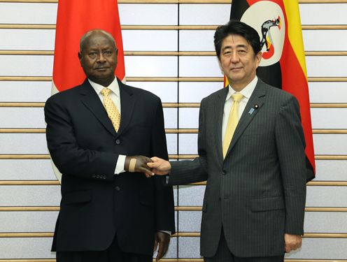 Photograph of both leaders shaking hands