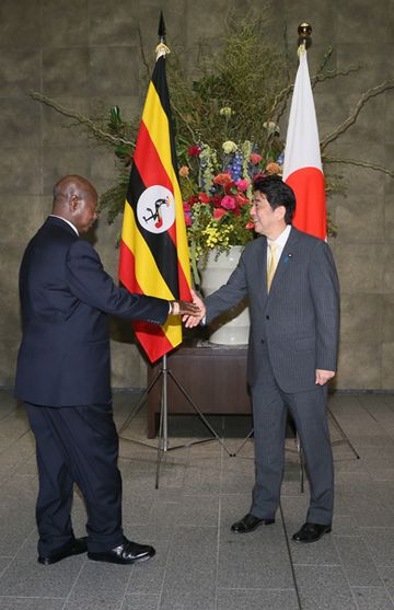 Photograph of the Prime Minister welcoming the President of Uganda