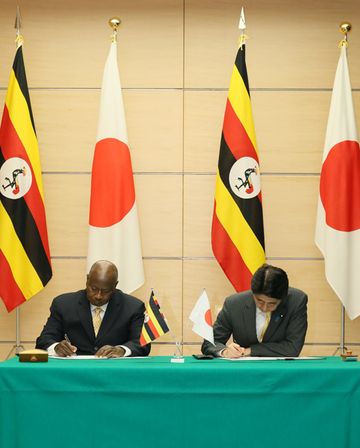 Photograph of both leaders attending the signing ceremony