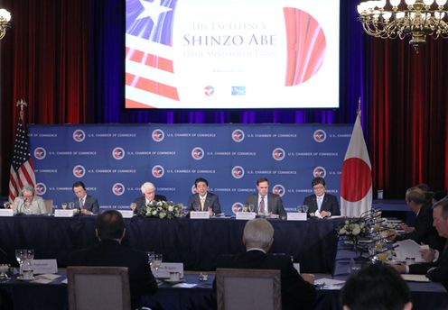 Photograph of the Prime Minister delivering an address at the breakfast meeting jointly held by the U.S. Chamber of Commerce and U.S.-Japan Business Council (1)