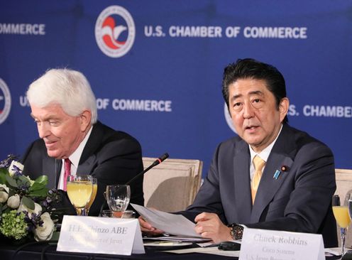 Photograph of the Prime Minister delivering an address at the breakfast meeting jointly held by the U.S. Chamber of Commerce and U.S.-Japan Business Council (2)