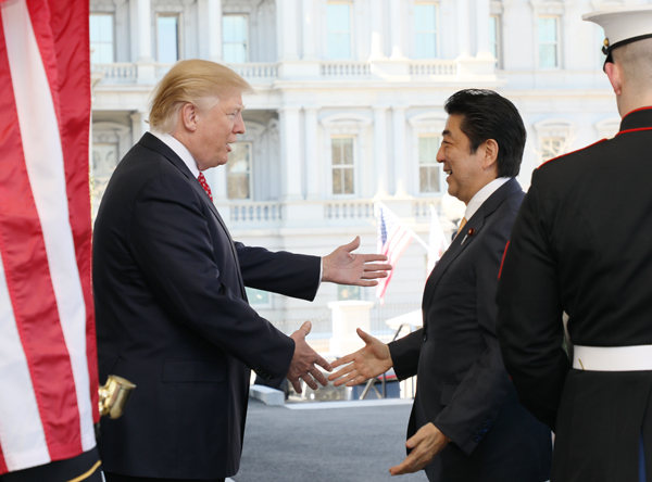 Photograph of the Prime Minister being welcomed by the President of the United States (1)