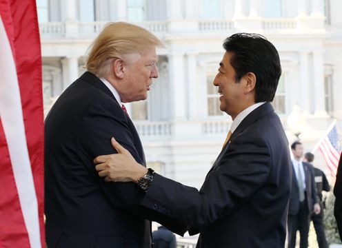 Photograph of the Prime Minister being welcomed by the President of the United States (2)