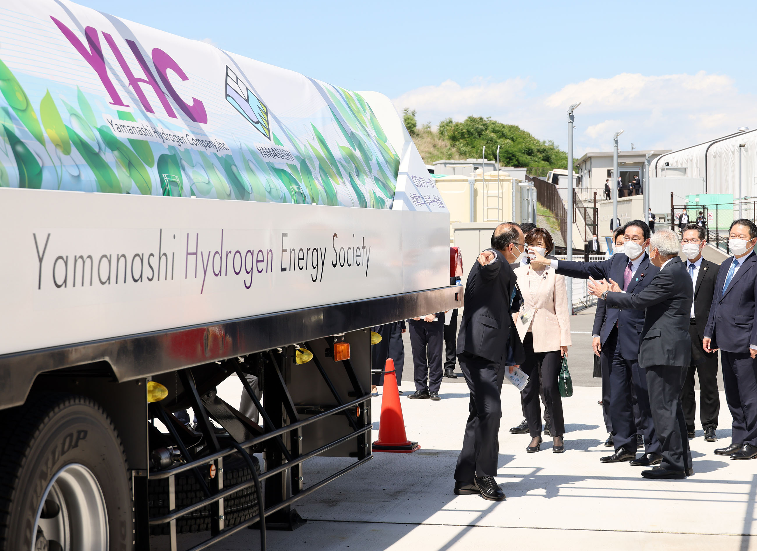 Photograph of the Prime Minister visiting the Komekurayama Electric Power Storage Technology Research Site (3)