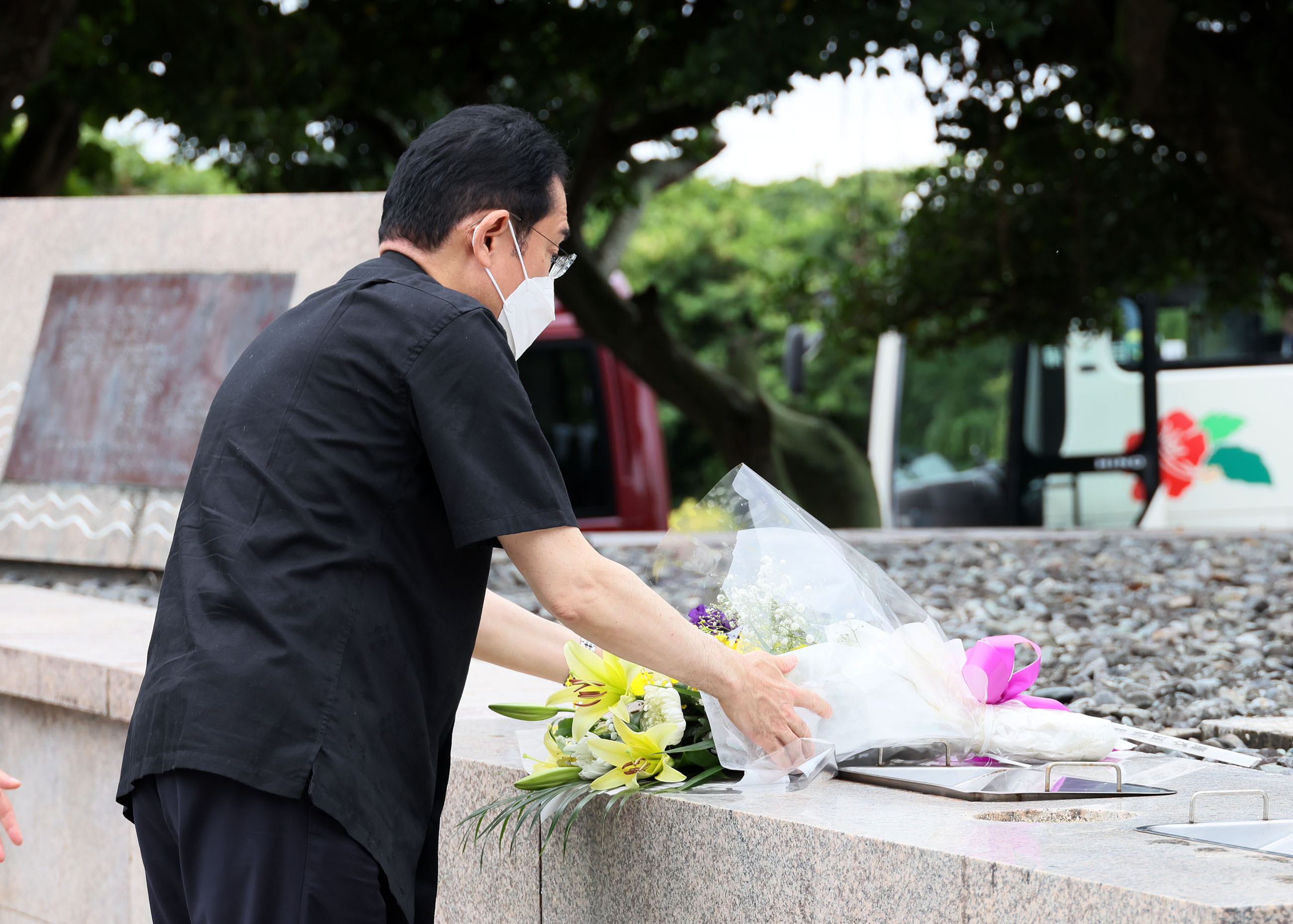 Photograph of the Prime Minister offering flowers at the Hiroshima Monument (1)