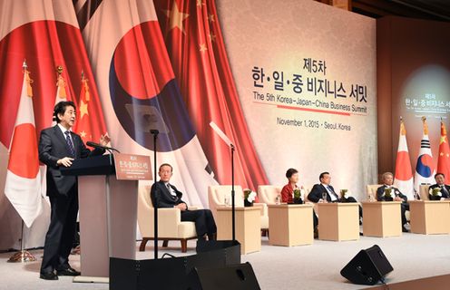Photograph of the Prime Minister making a statement at the Japan-China-ROK Business Summit
